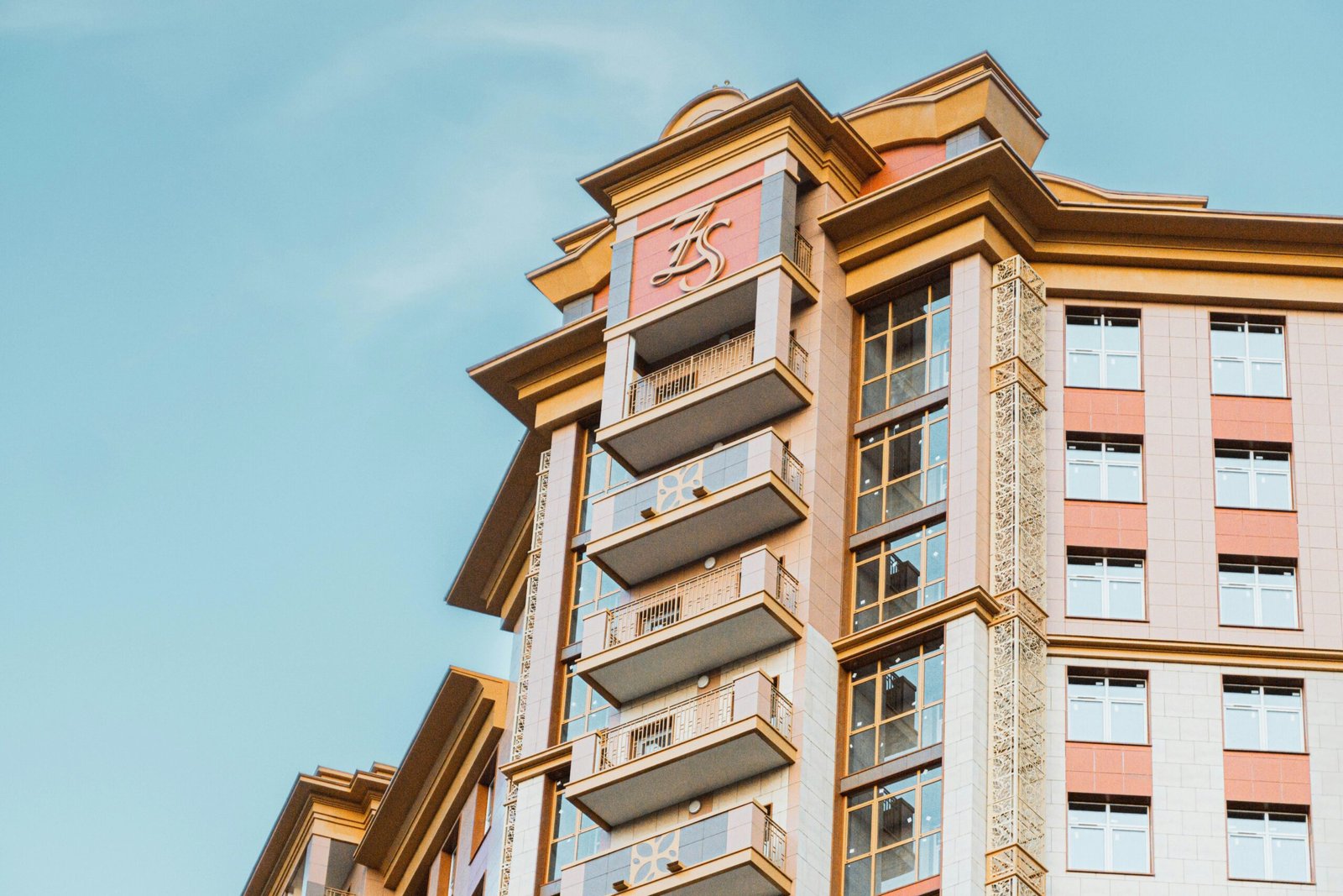 A tall building with balconies and balconies on the balconies